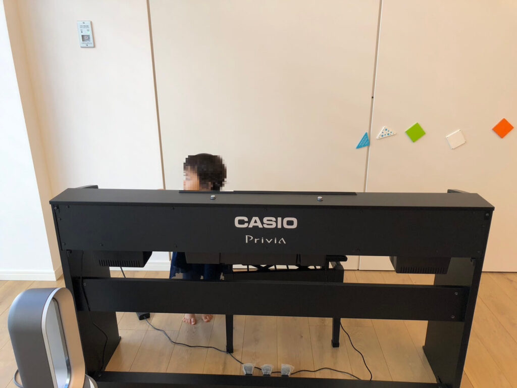 有明支援センターのCASIO電子ピアノを弾く子供